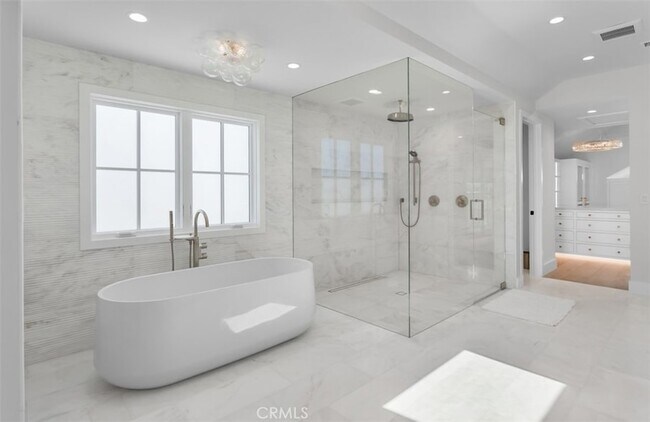 Building Photo - 2401 Bayshore Dr