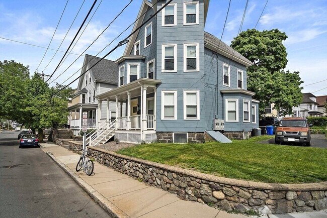 Building Photo - 135 Clifton St