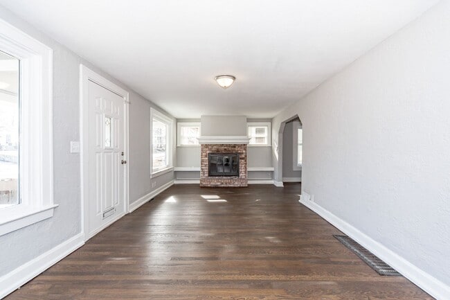 Building Photo - Beautifully Renovated 3-Bed, 2-Bath Home w...