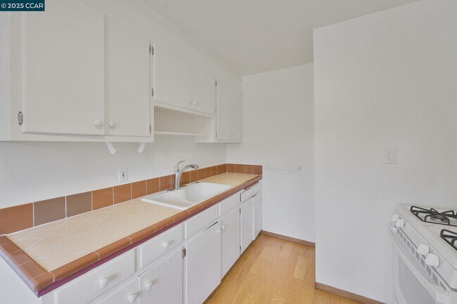 Building Photo - 2134 McGee Ave