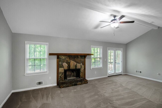 Building Photo - Beautiful 3-bedroom 2 bath home on a good-sized lot!