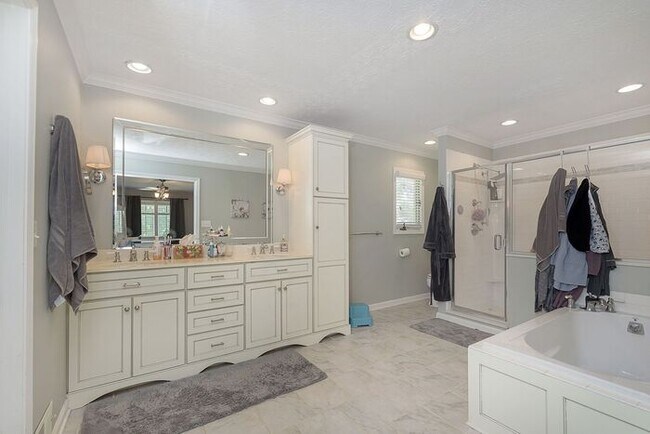 Building Photo - Lovely 4 Bedroom 2 Bath Home in Carmel!