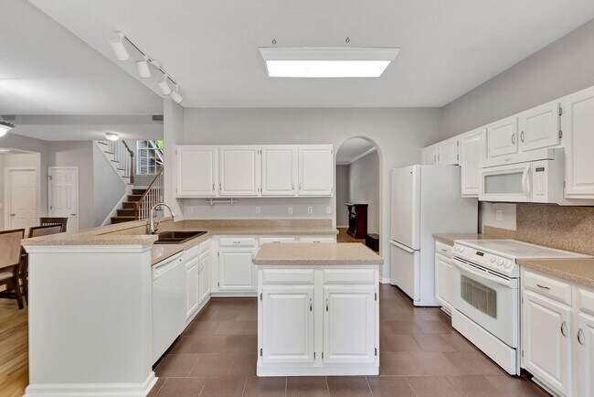 Building Photo - Charming Charleston National Home