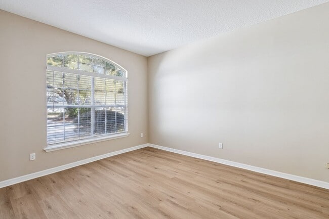 Building Photo - Central Island, 4 Bedroom + Office