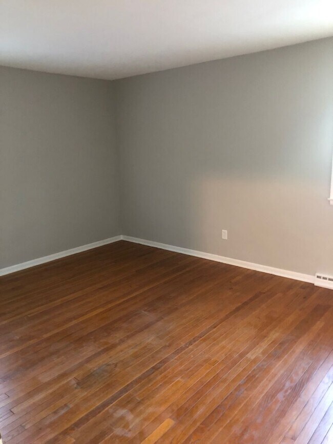 Building Photo - Newly renovated 4BR/2BA home, across from IU Stadium and Golf Course!