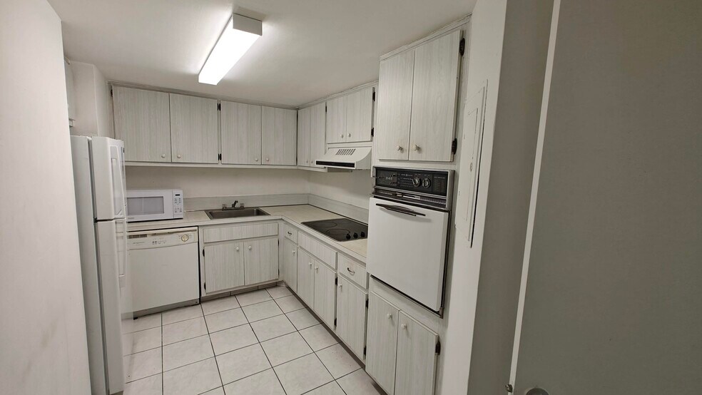 Building Photo - 999 Brickell Bay Dr