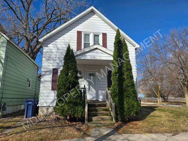 Building Photo - Spacious 3-Bedroom Home