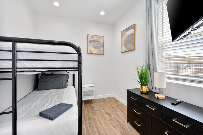 Building Photo - 3806 E Polk St