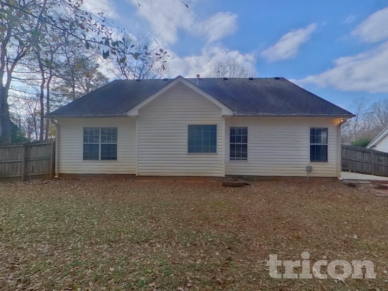 Building Photo - 210 Pebble Creek Dr