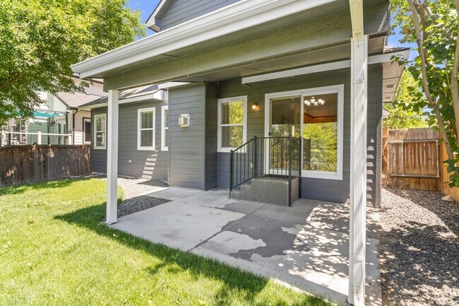 Building Photo - 552 E Whitney Ct
