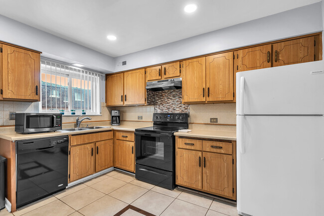 Building Photo - 9405 Bay Colony Dr