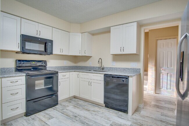 Building Photo - 2 Bedroom, 2.5 Bath Townhome with Easy Acc...