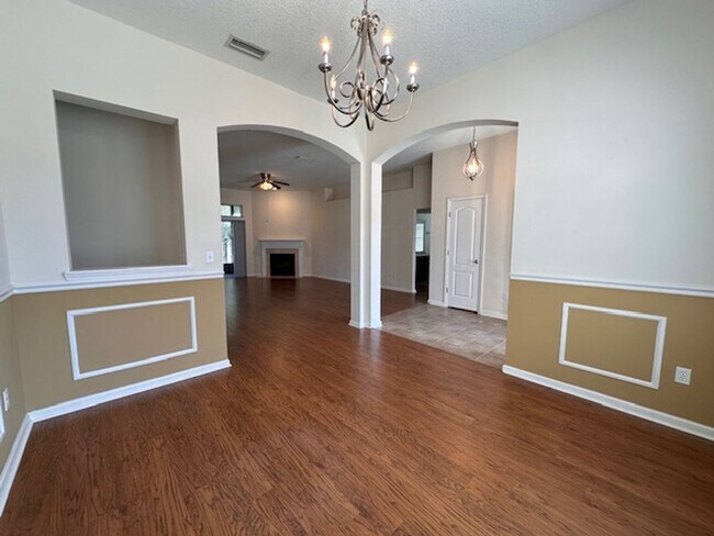 Building Photo - Large 3BD/2BA |Quiet Setting | Fenced Yard