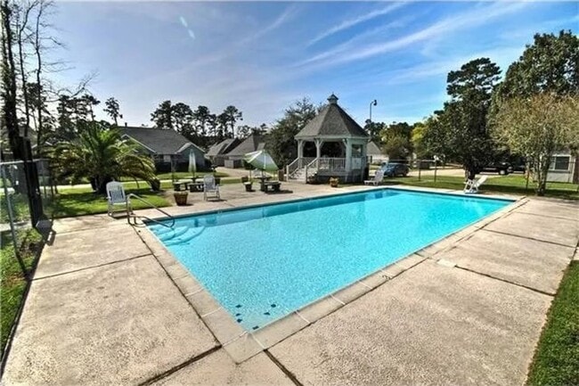 Building Photo - Amazing Location! Neighborhood Pool!