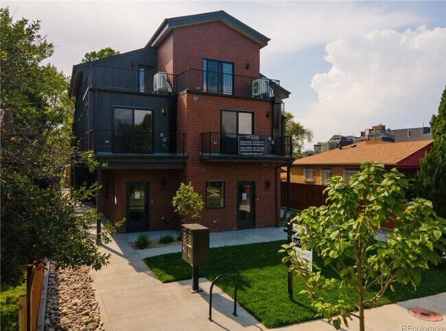 Building Photo - Available Now -  Unbelievable 2 Bed with R...