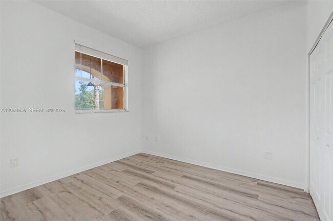 Building Photo - 975 NE 42nd Terrace