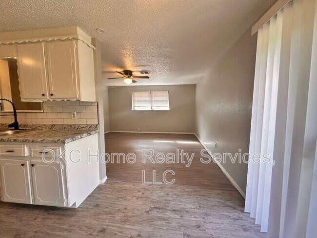 Building Photo - 9313 NE Stardust Ln