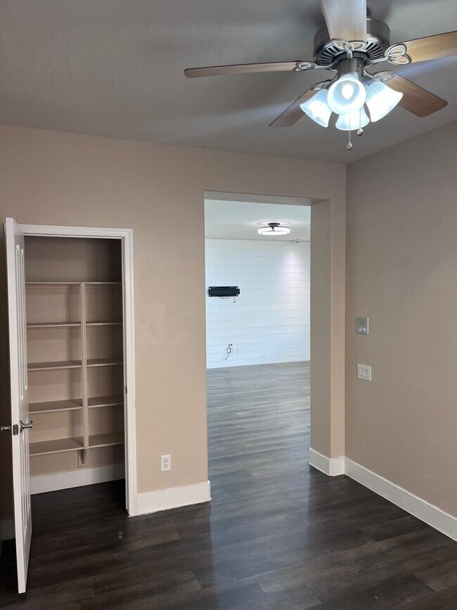 Building Photo - Wonderful 4-Bedroom Home with Loft & Den i...