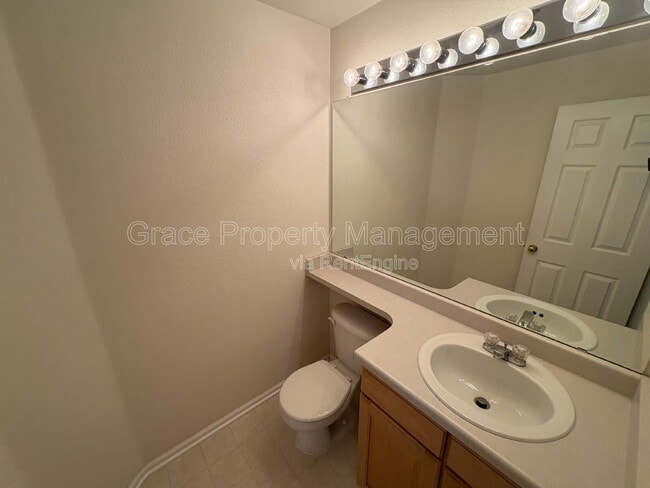 Building Photo - 910 Humboldt Way