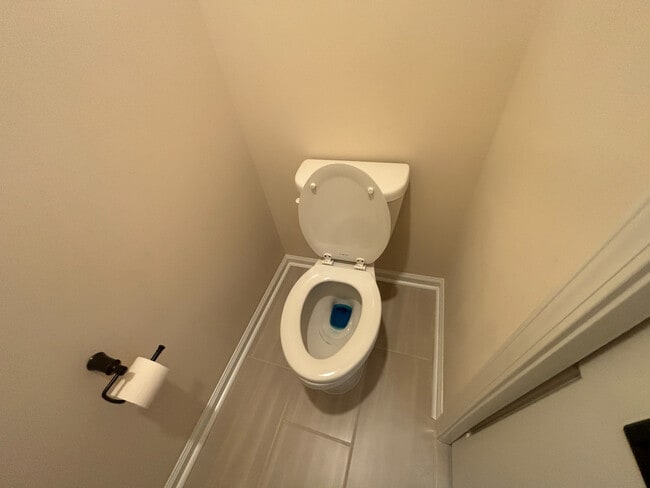 Building Photo - Room in House on Hedge Maple Dr