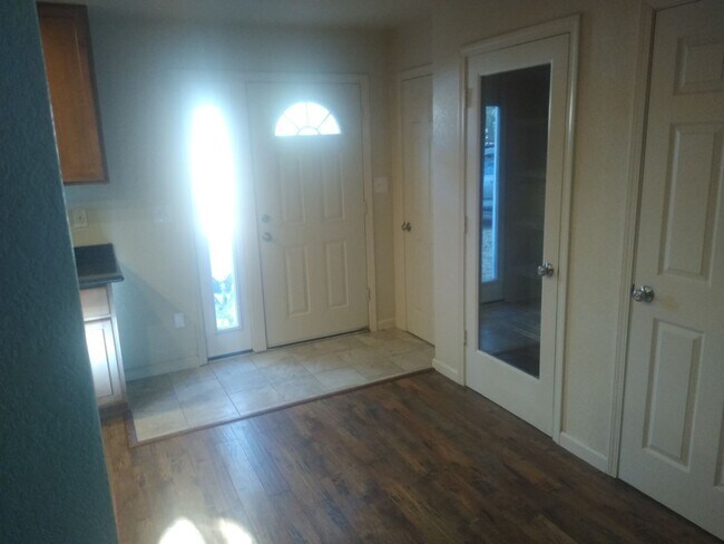 Building Photo - 2 Bedroom Single Family Home in Loomis-Bring your Animals!