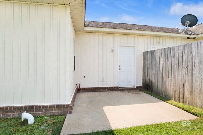 Building Photo - 33171 Stables Dr