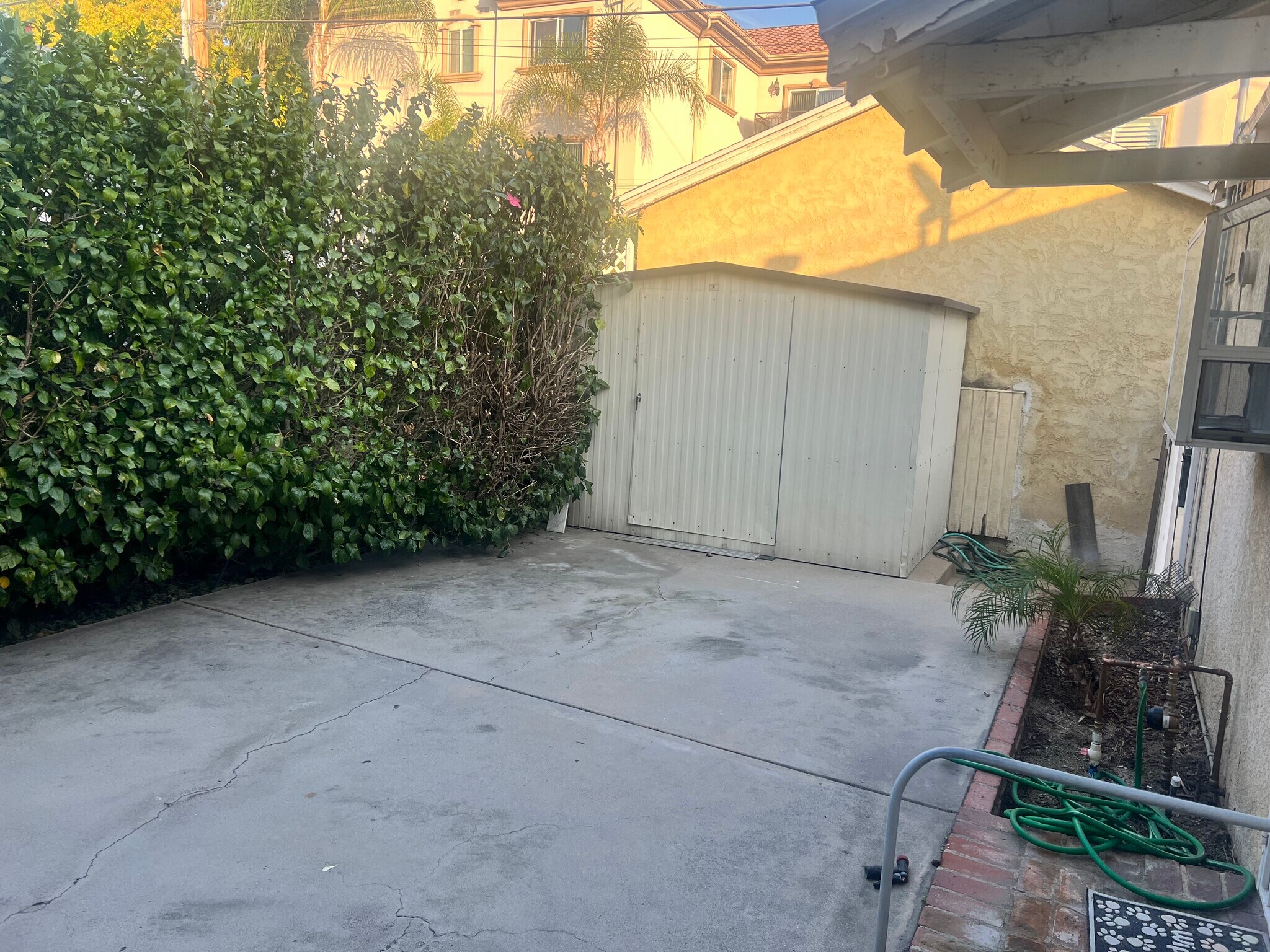 Fenced side yard right with locked storage shack - 533 N 6th st