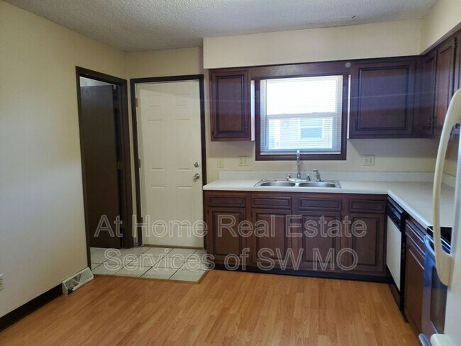 Building Photo - 627 W Meadowview