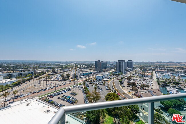 Building Photo - 13600 Marina Pointe Dr