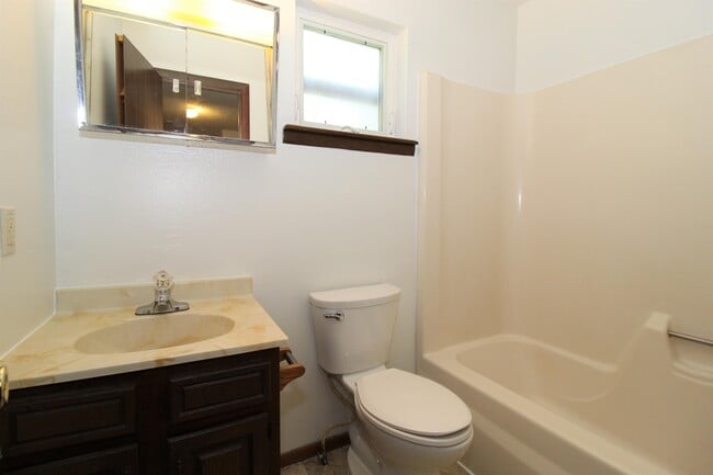 Building Photo - 1908 Sycamore Pl