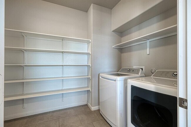 Building Photo - 100 Northern Flicker St
