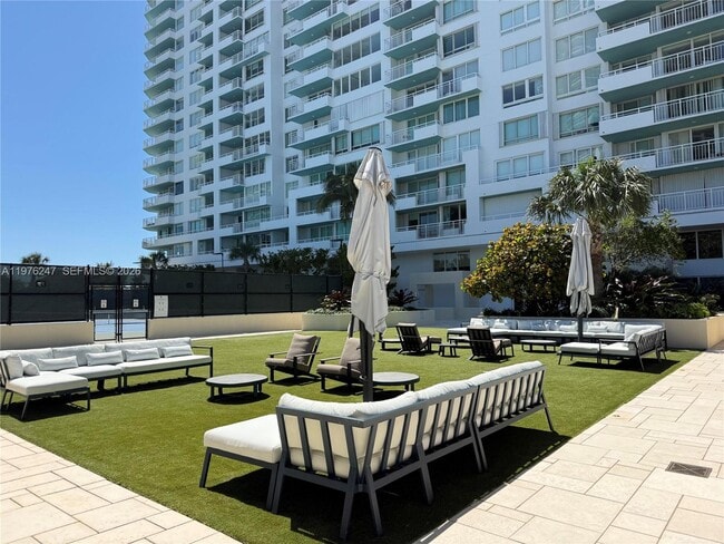 Building Photo - 400 South Pointe Dr