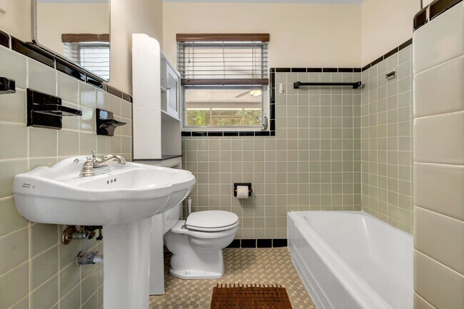 Building Photo - Stunning 3 Bedroom 2 Bathroom Mid-Century ...