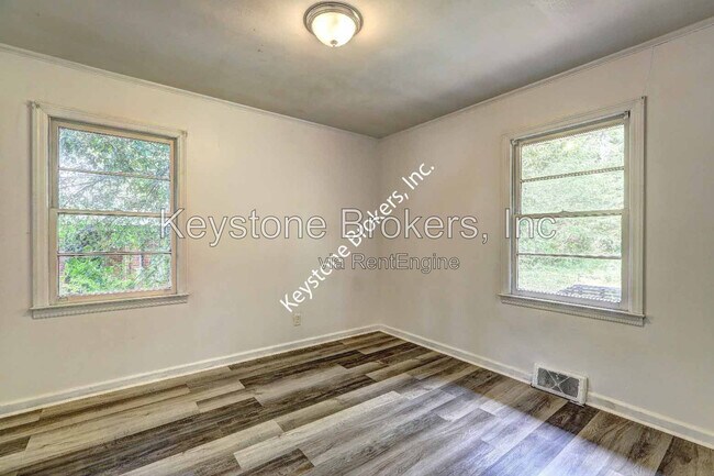 Building Photo - 2634 Tredway Dr