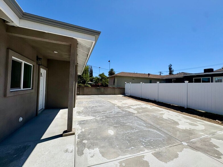 Building Photo - 5928 N Muscatel Ave
