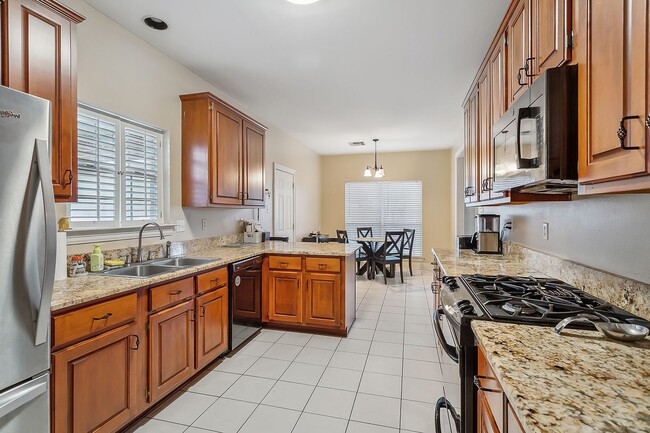 Building Photo - Gorgeous 3 Bed/ 2 Bath Single- Family Home