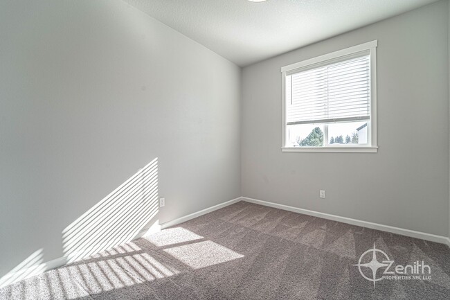 Building Photo - $1000 OFF RENT! Modern 3 Bedroom Vancouver...