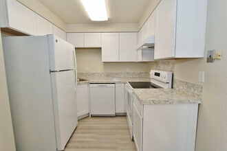 Building Photo - 215 E Bird Ave
