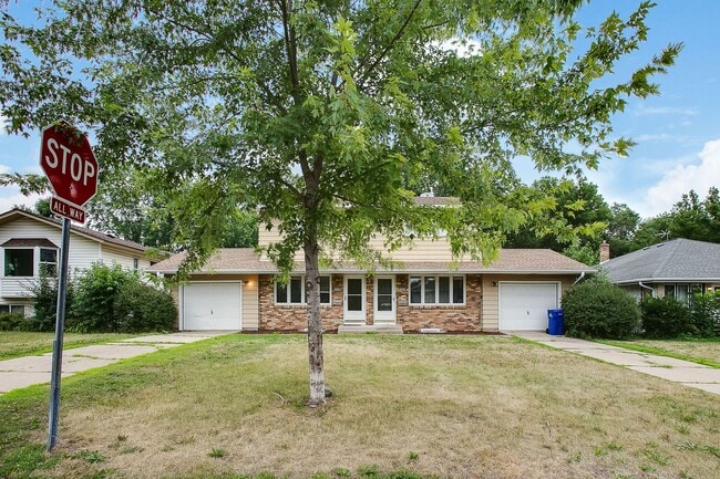 Building Photo - Updated 3 Bedroom Duplex in Battle Creek