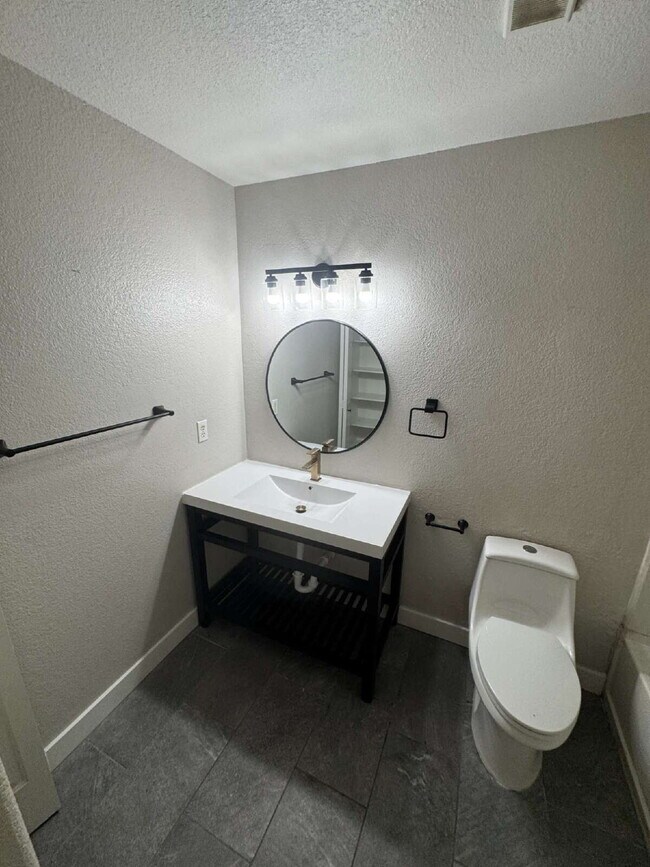Building Photo - 2 Bed, 1 3/4 Bath Condo