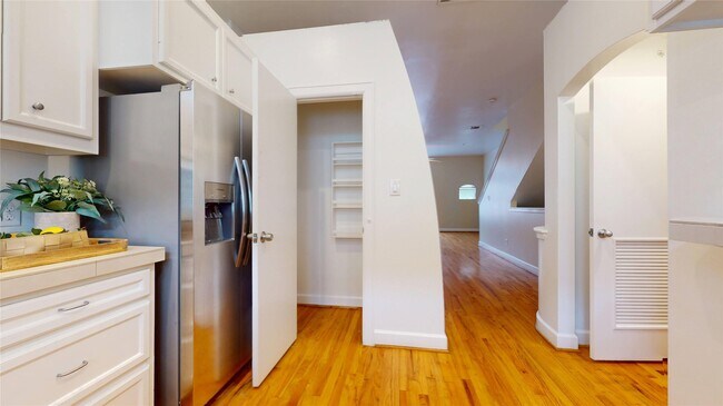 Building Photo - 8715 Meadowcroft Dr