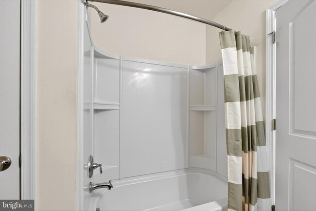 Building Photo - 48 Munro Rd