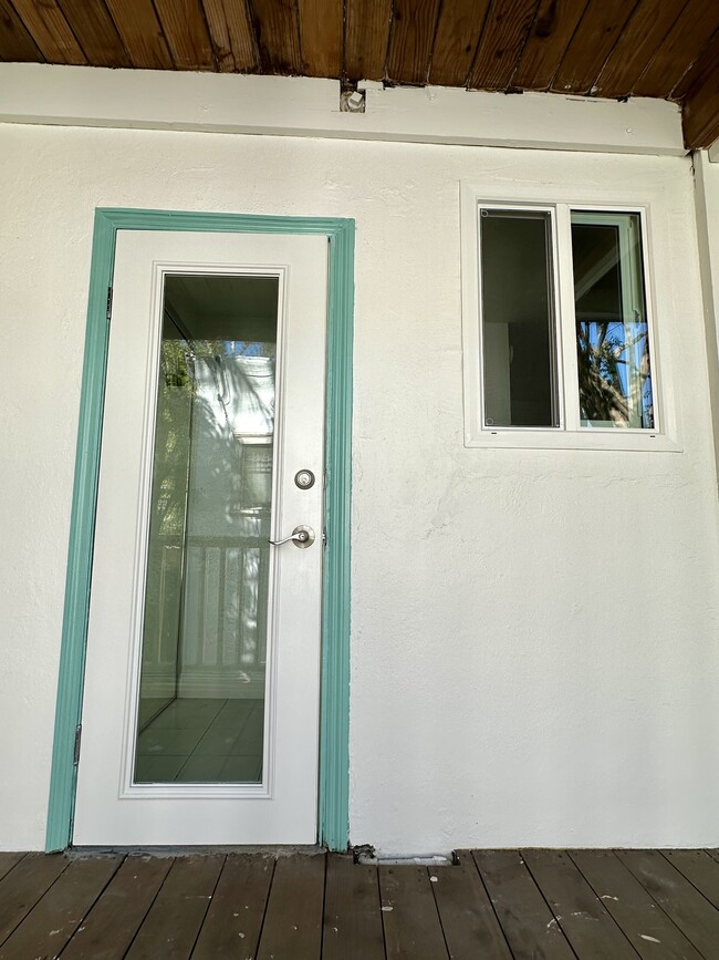 First floor, entrance with a deck - 2643 Highland Ave