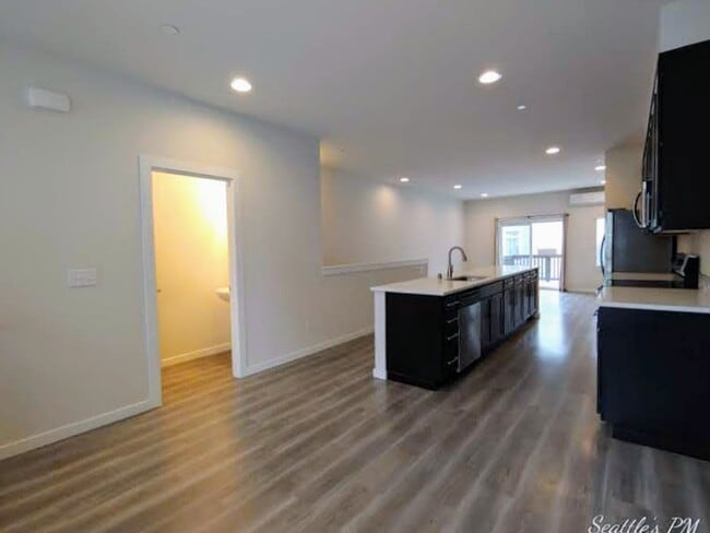 Building Photo - Stunning Contemporary Townhouse-Lynnwood