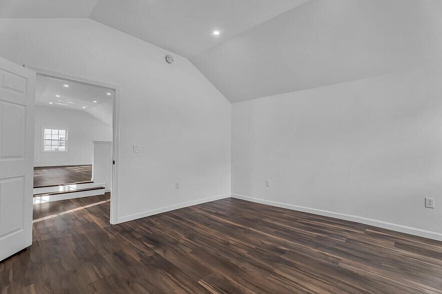 Building Photo - 297 Elm St