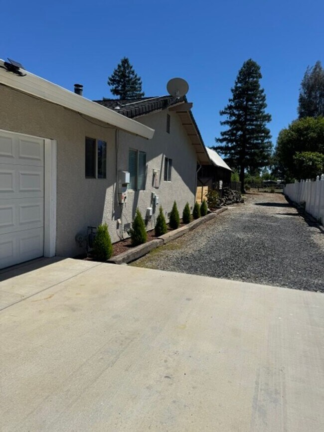 Building Photo - Beautiful 4 Bedroom 2 Bathroom Home with Solar!