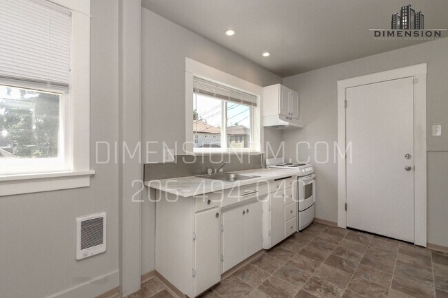 Building Photo - 2 bedroom, Spacious, Apartment in Downtown...