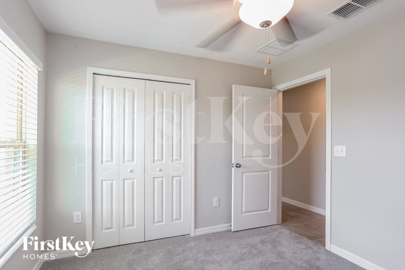 Building Photo - 5001 White Chicory Dr