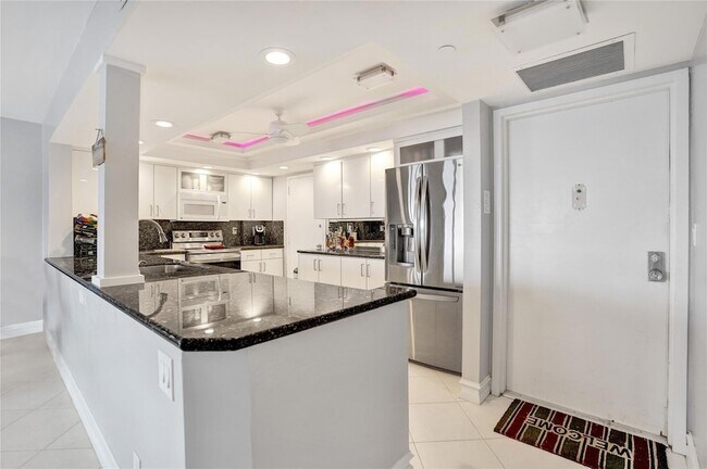 Building Photo - 1150 Hillsboro Mile Unit 1016