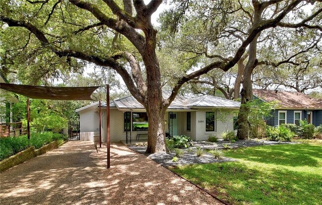 Building Photo - 2202 Montclaire St